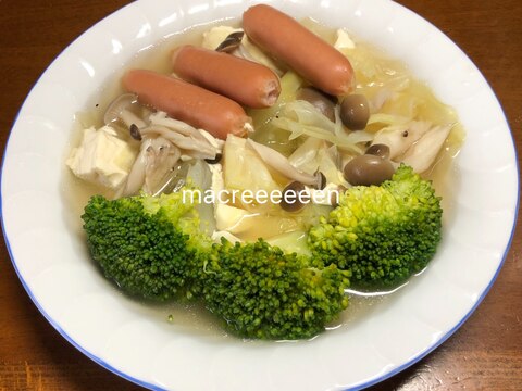 野菜ときのことウインナーのコンソメスープ